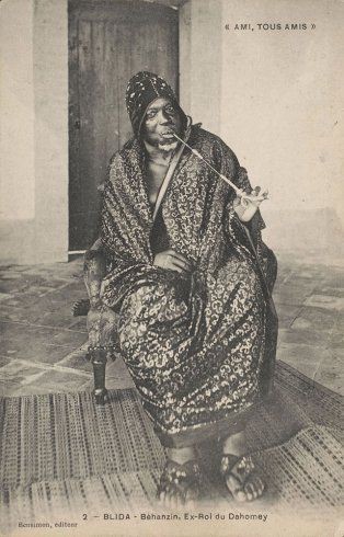 GabonLeaks241's tweet photo. Béhanzin, roi du Dahomey (1841-1906), refuse de soumettre son pays (l'actuel Bénin) aux forces coloniales françaises. 

Il sera déporté, le 30 mars 1894, en Martinique où, avec sa famille et sa suite, il résidera au Fort Tartenson. Il quitte la Martinique en 1906 et⬇️ https://t.co/MGgYJyD3cj