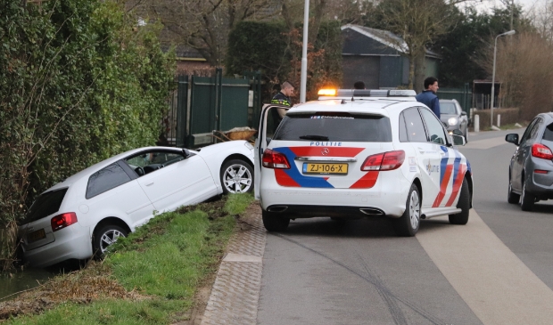 Auto te water langs de Weverwijk in Meerkerk - ..