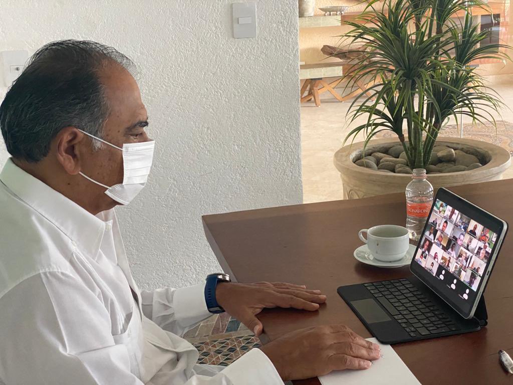 #ComoTodosLosDías realizamos sesión de la Mesa de Coordinación Estatal para la Construcción de la Paz. Junto a mandos de las Fuerzas Armadas en Guerrero y corporaciones de seguridad estatales revisamos los operativos coordinados que mantenemos desplegados en las siete regiones.