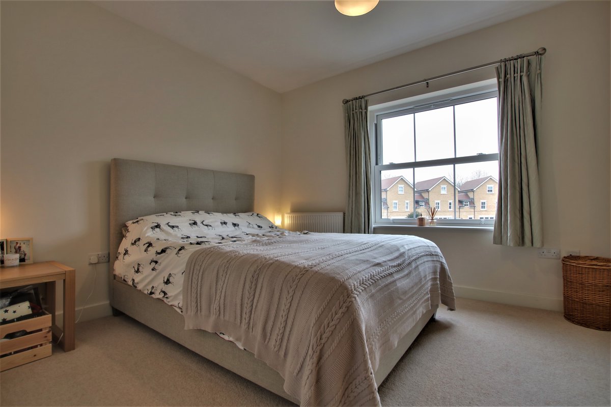 ReadingProperty's tweet image. #ForSale is this delightful 2 bedroom end of terrace home, located in Haden Square, Reading Town Centre. To the rear there is a garden and double length garage, with a parking space set in front of the garage, located behind a set of electric gates. Asking Price £350,000.