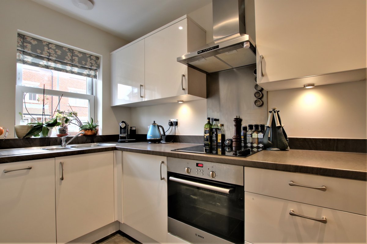 ReadingProperty's tweet image. #ForSale is this delightful 2 bedroom end of terrace home, located in Haden Square, Reading Town Centre. To the rear there is a garden and double length garage, with a parking space set in front of the garage, located behind a set of electric gates. Asking Price £350,000.