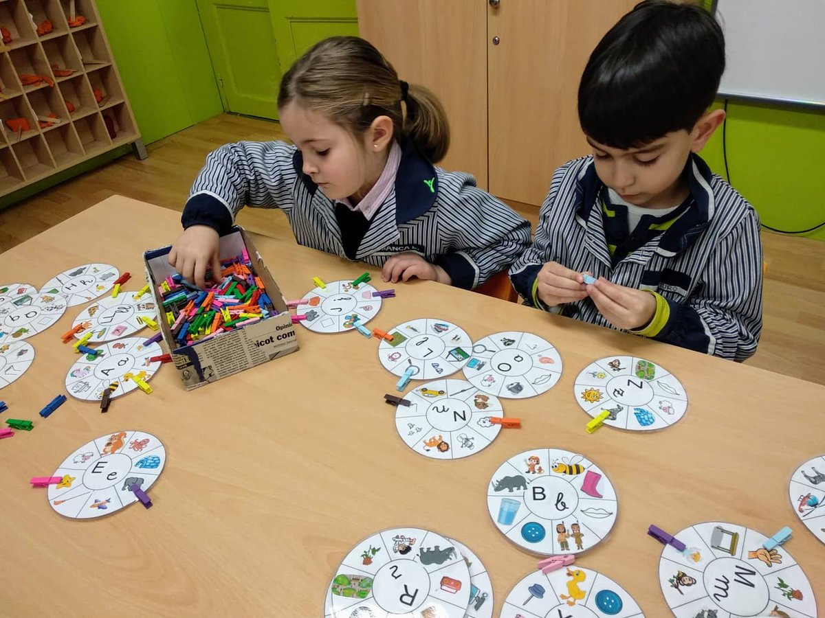 epiasabadell's tweet photo. ESCOLA FORMADORA DE FUTURS MESTRES!
A les aules gaudim de la presència d’estudiants universitaris que conjuntament amb els docents aprenen aquesta professió tan bonica. Avui l'Ariadna ens ha regalat uns racons manipulatius de llengua.
#P5INFANTILPIASABADELL
#ESCOLAPIASABADELL https://t.co/Q60MXamJb2
