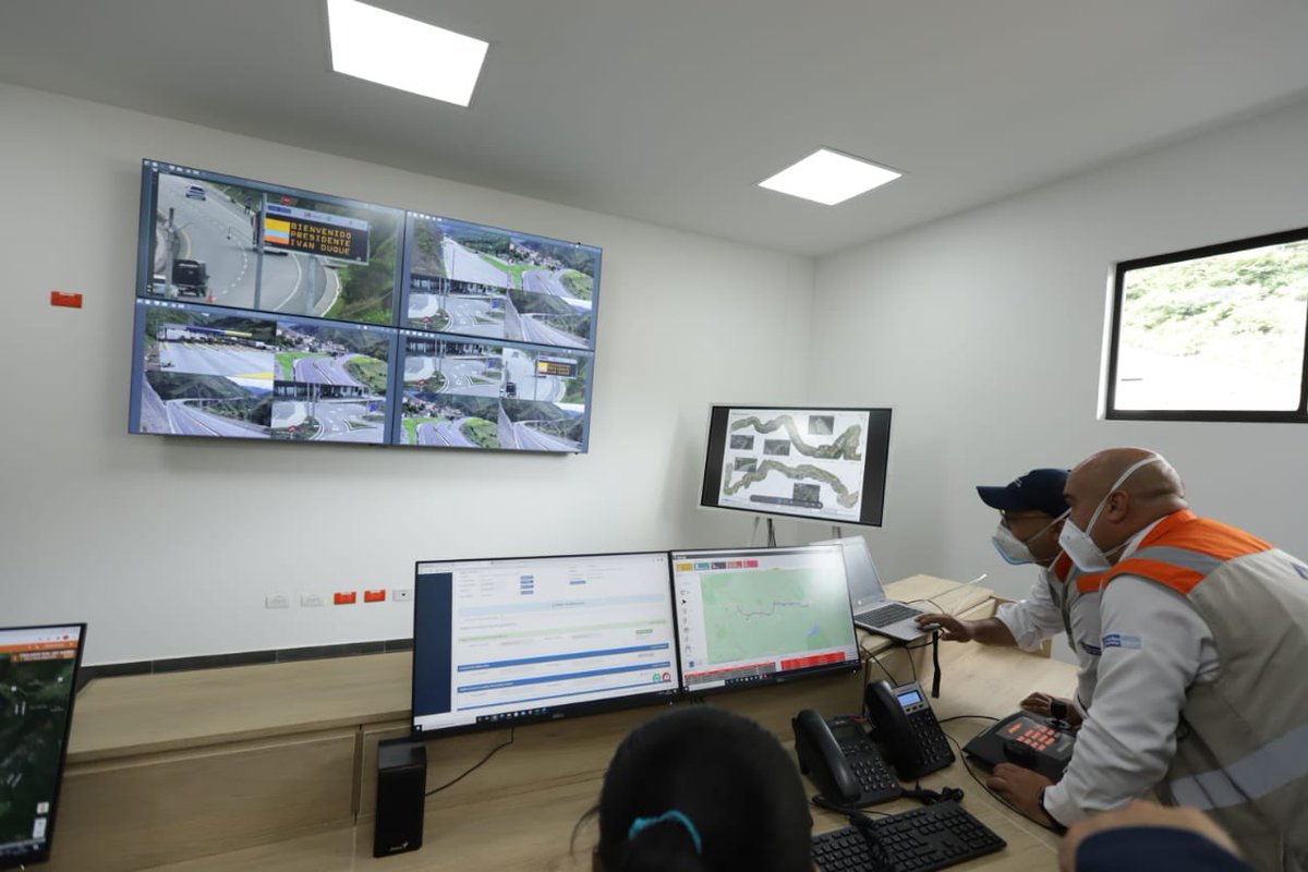 #AEstaHora la Ministra <a href="/orozco_angela/">Ángela María Orozco</a> y los Vicepresidentes de la ANI, <a href="/DiegoAMS24/">Diego A. Morales</a> y <a href="/EdoGutierr1/">Luis Edo Gutierrez</a> realizan recorrido por el Centro de Control de Operaciones del proyecto #RumichacaPasto. 

¡Todo listo para la entrega de #InfraestructuraParaLaGente!