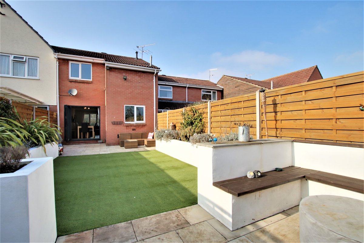 ReadingProperty's tweet image. #ForSale is this superb 3 bedroom mid terrace house, set at Linnet Walk in Wokingham. Benefitting from a south facing rear garden, this property would make an excellent first time purchase, suit a young family and/or commuter. For sale with no chain complications. OIEO £350,000.