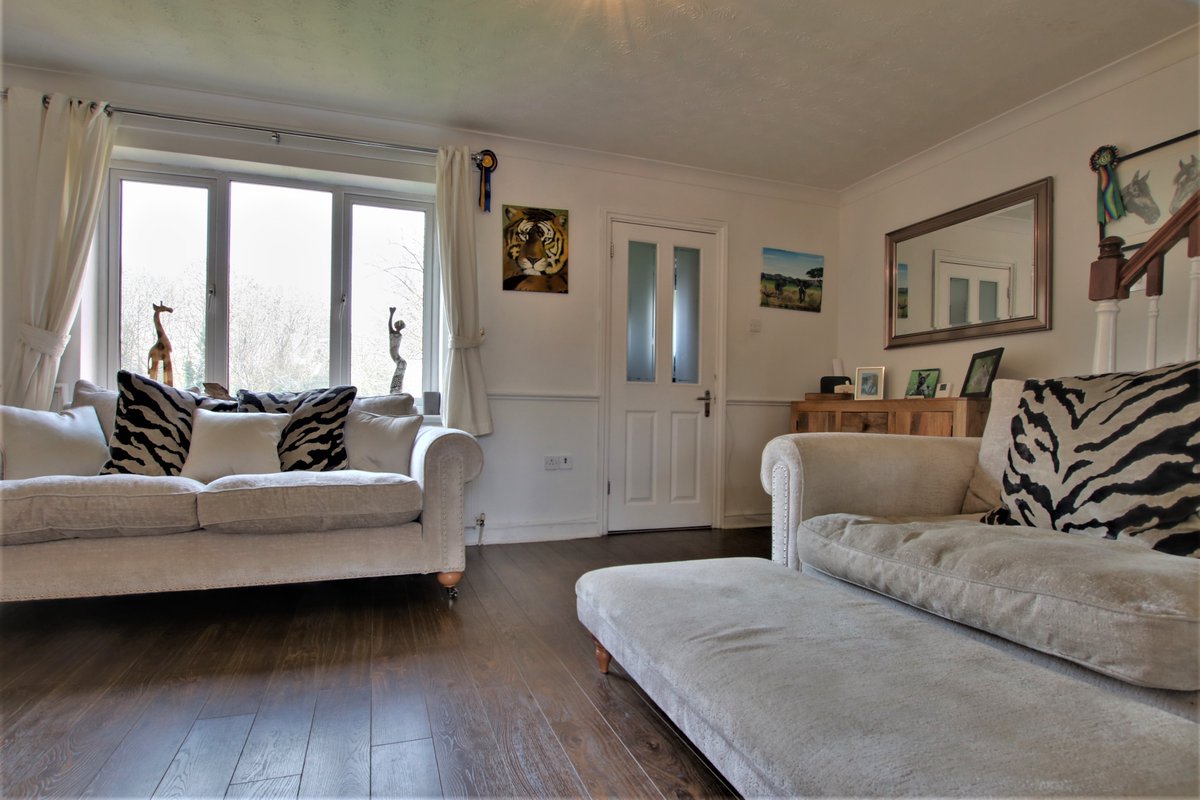 ReadingProperty's tweet image. #ForSale is this superb 3 bedroom mid terrace house, set at Linnet Walk in Wokingham. Benefitting from a south facing rear garden, this property would make an excellent first time purchase, suit a young family and/or commuter. For sale with no chain complications. OIEO £350,000.