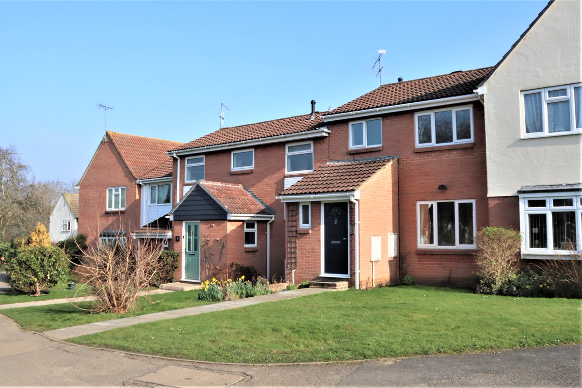 ReadingProperty's tweet image. #ForSale is this superb 3 bedroom mid terrace house, set at Linnet Walk in Wokingham. Benefitting from a south facing rear garden, this property would make an excellent first time purchase, suit a young family and/or commuter. For sale with no chain complications. OIEO £350,000.