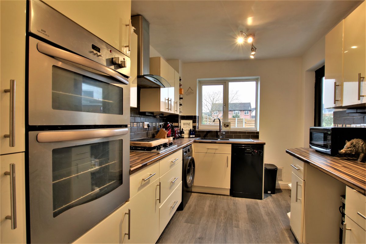 ReadingProperty's tweet image. #ForSale is this superb 3 bedroom mid terrace house, set at Linnet Walk in Wokingham. Benefitting from a south facing rear garden, this property would make an excellent first time purchase, suit a young family and/or commuter. For sale with no chain complications. OIEO £350,000.