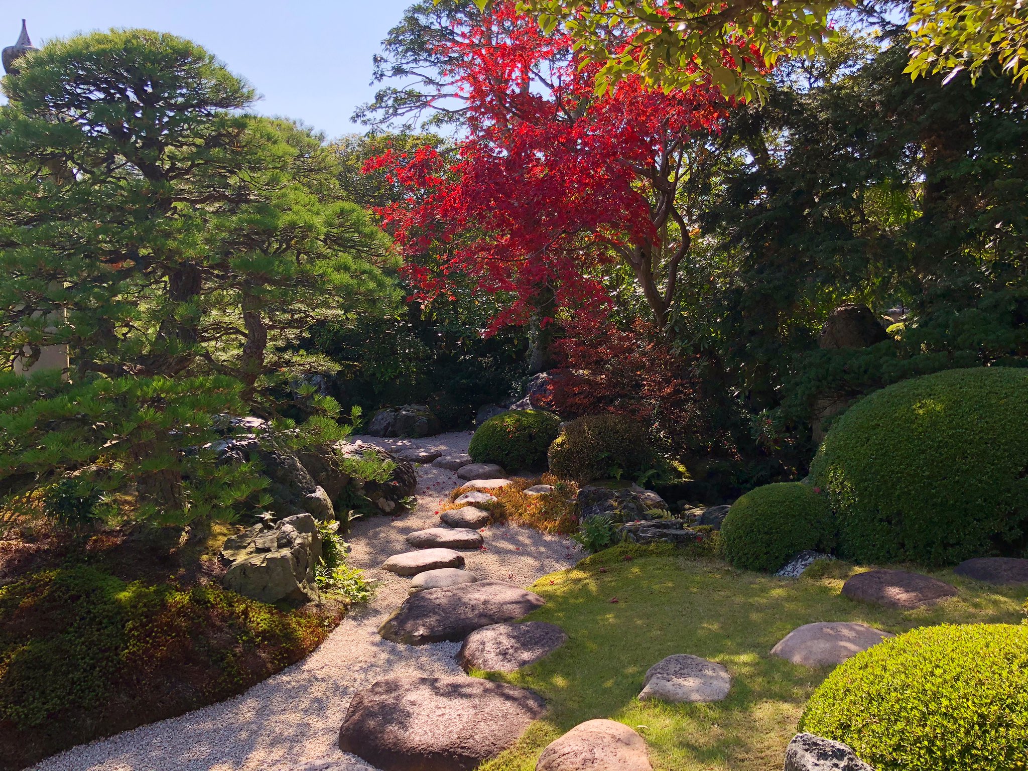 日本庭園情報メディア おにわさん The Japanese Gardens 足立美術館庭園 茶室 環翠庵 の脇にある鎌倉時代作の十三重石塔は和歌山の国指定名勝の大名庭園 養翠園 T Co Birnyjwfn5 を造営した紀州藩十代目藩主 徳川治寶 ゆかり