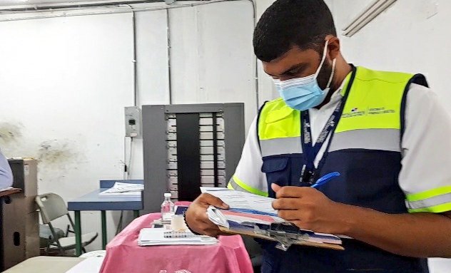 Vencido el plazo otorgado por Aduanas para que las empresas de entrega rápido o courier legalizaron su estatus, se lleva a cabo un operativo interinstitucional de verificación por parte de los Inspectores de Prevención y Fiscalización Aduanera, <a href="/CorreosPma/">Correos Panamá</a> y <a href="/MICIPMA/">Ministerio de Comercio e Industrias de Panamá</a>.