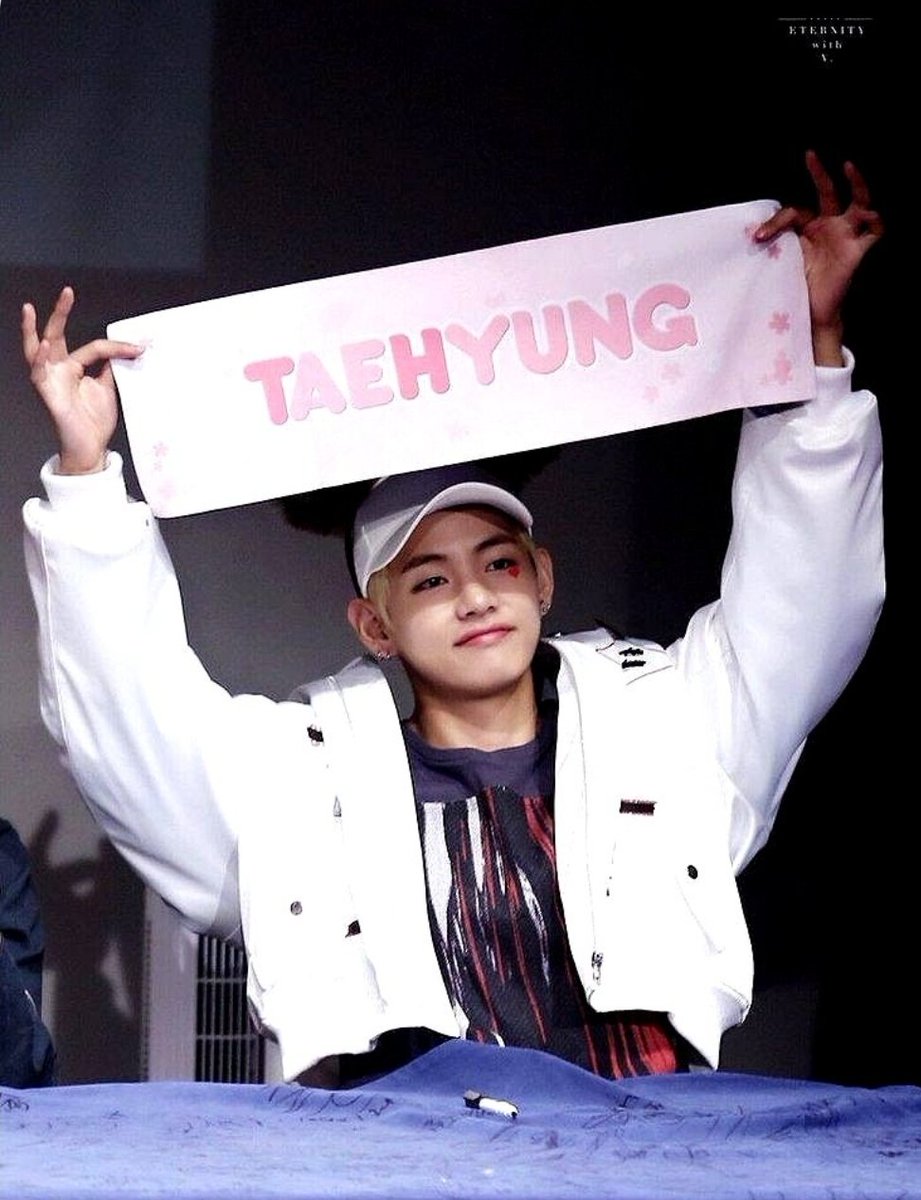 Vante12151149's tweet photo. @vote4kths Congratulations Taehyung on your graduation!!
#CongratulationsTaehyung #ProudOfYouTaehyung
#GraduationTaehyung https://t.co/mmMDyUfcOv