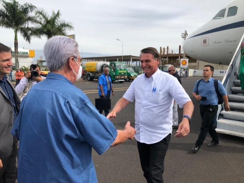 todandara's tweet photo. Uberlândia na Onda Roxa, registrando mais de 20 óbitos por dia, com uma fila de pessoas aguardando leito. E é assim que o presidente chega na cidade. Sem máscara e causando aglomeração. https://t.co/GsfvezvYaG