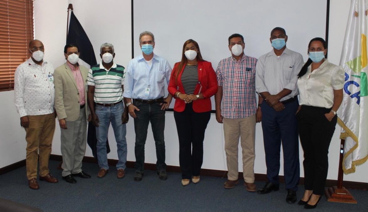 MercaStoDgoRD's tweet photo. La Administradora General interina de MERCADOM, Mariana Tavárez y el Director de Proyectos, Robinson Cuevas, reciben la Asociación de Productores de Piña de Cevicos (APROPIC), encabezada por su presidente el Sr. Manuel Cabrera Cabral y su Vice Presidente, el Sr. Fabio Giuntoli. https://t.co/CuyHKOC44Q