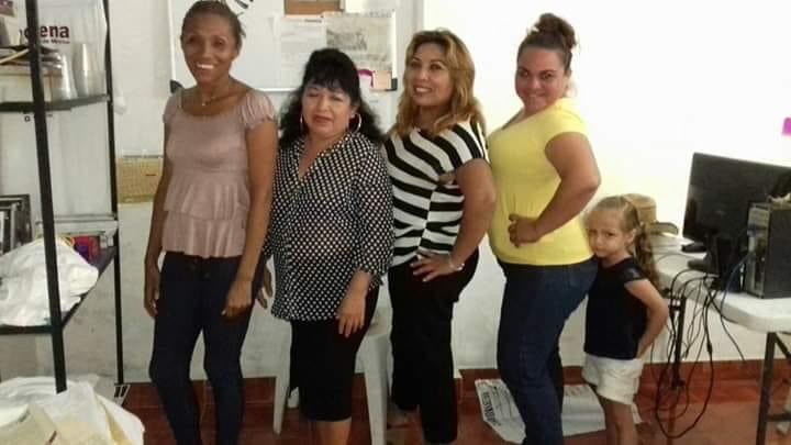 Ironías de la vida cuando nadie apostaba por morena, habían mujeres que en verdad son referentes y mi pequeña cómplice azulina .Hoy ya no estoy con morena pero sigo con mis ideales firmes, AMLO, no creo morena para que se convirtiera en lo que es hoy, que triste.
#congruencia