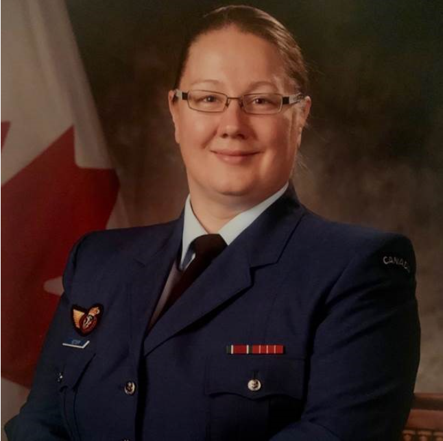 Lcol Rediger est un officier du génie électronique et des communications. Elle a été un membre de l’ARC pendant 19 ans, dont deux affectations à des opérations! Le point culminant de sa carrière à ce jour a été le privilège d’être le commandant de station adjoint à la SFC Leitrim