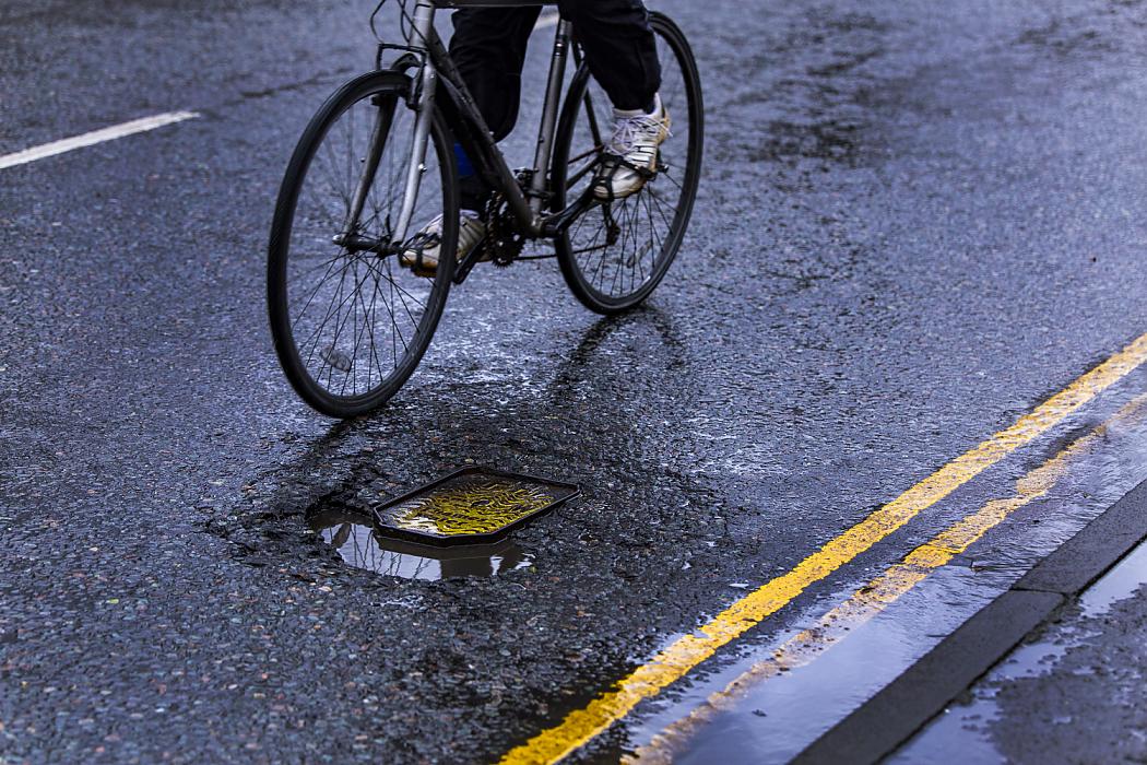 WeAreCyclingUK's tweet image. Potholes can be a serious safety issue &amp;amp; yet local road maintenance budgets are falling.

Wouldn't some of the money spent on the major roads network - used for a fraction of journeys - be better spent enabling people to travel locally? bit.ly/3kL3PIA #PotholeWatch 🔍🚧