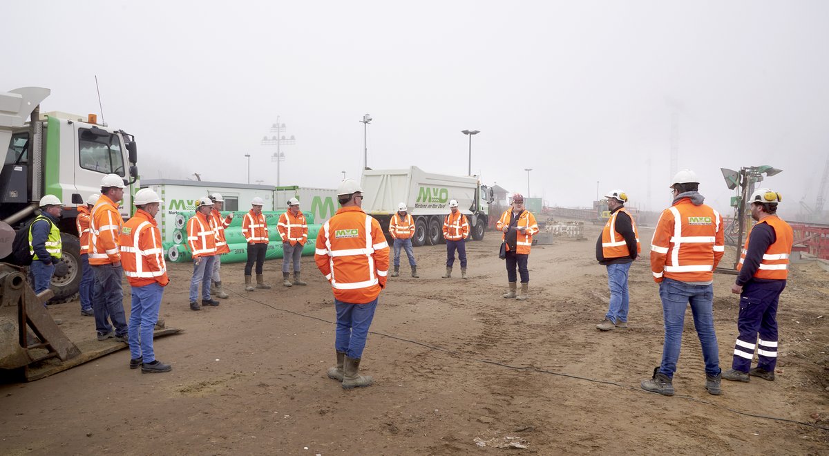 Mijlpaal! Start #ontgraving #sluiskamer voor project #Brunsbüttel (D). Na intensieve voorbereiding door de Mensen die het Maken zijn we deze week gestart op ons project in Brunsbüttel met de ontgraving van de sluiskamer.