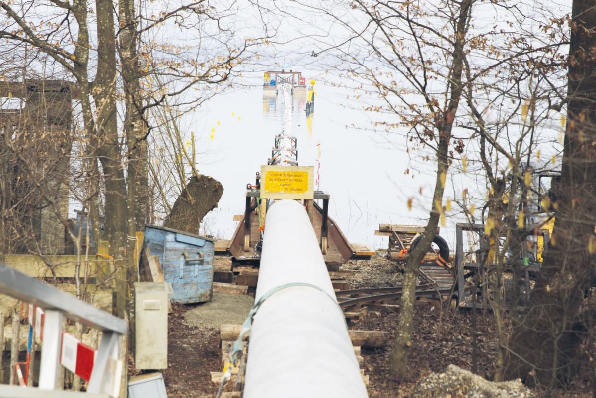 Aktuell werden die zwei rund 1400 Meter langen Fassungsleitungen, die Seewasser ins Wasserwerk Kesswil führen, neu erstellt. Ein eindrückliches Projekt, das fast Besuch vom Bundesrat empfangen konnte. Nur leider nicht ganz.

amriswil.ch/aktuellesinfor…