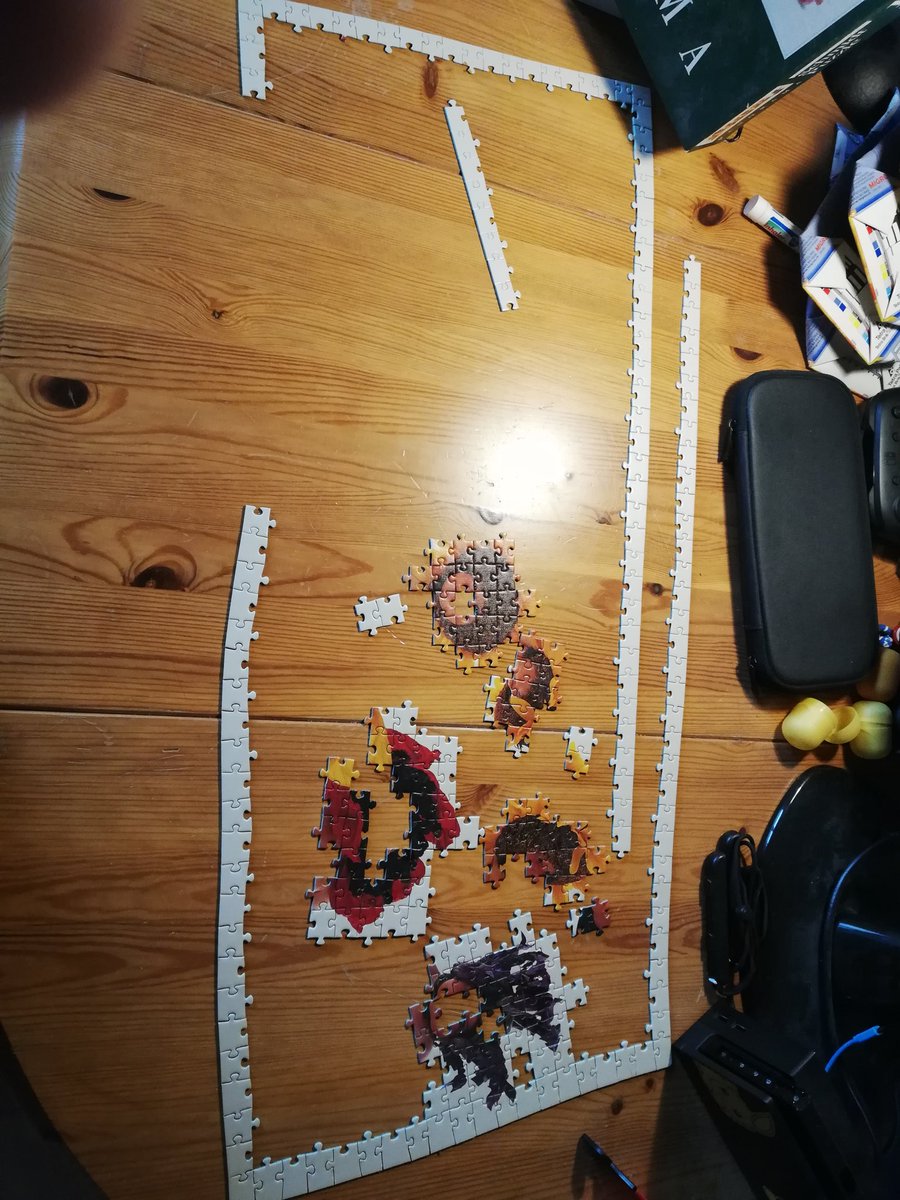 Leharfri's tweet photo. @karenpuzzles can you help me? So have this puzzle from 1999. I sorted the pieces and started on the edge. All white. And i ended up with something clearly wrong. I don't know how to find the mistakes since the light trick doesn't work, I tried it on the colored ones. https://t.co/1vpePST1QA