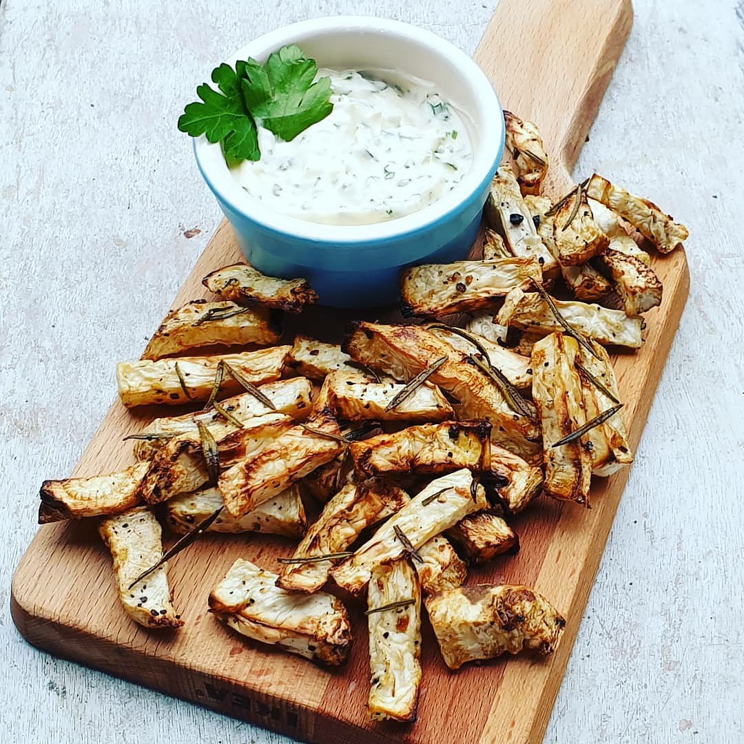 kokkiescooking's tweet photo. Celeriac Chips/Fries with Garlic Mayo #recipe on https://t.co/4jNR6yoC5z #food #foodpics #foodie #yum #cook #cooking #homecook #homemade #homecooking #comfortfood #healthy #healthyfood #kokkiescooking #dutchfood #celeriac #celeriacchips #celeriacfries #garlicmayo #vegetarian https://t.co/YCgsm4Vkl3