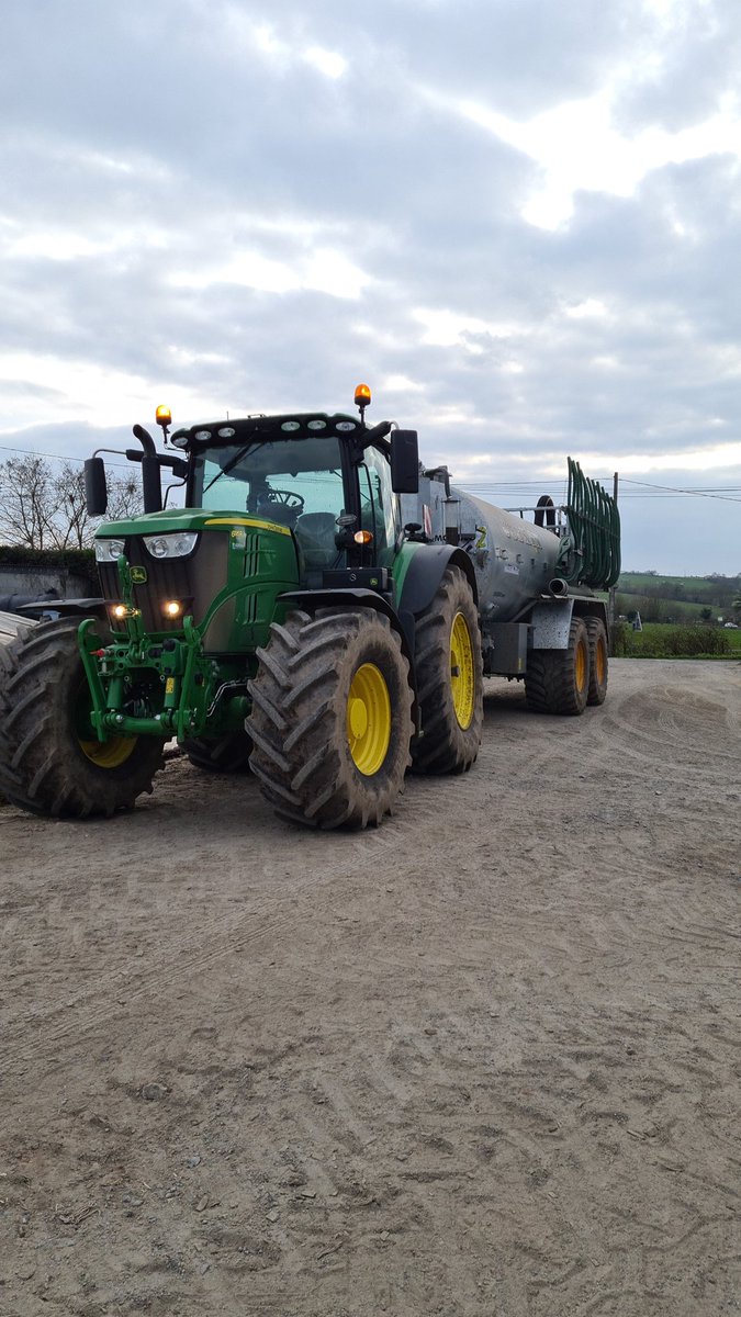 pierreallr's tweet photo. @Chardblan Et voici la tonne à lisier 🚜🚜 https://t.co/L23hTM9rmA