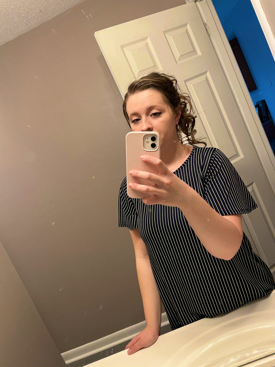 MichaelaBryn's tweet photo. is anyone else ecstatic that claw clips have made a comeback?! https://t.co/uG93dXyyMq