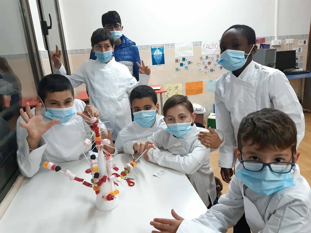 ¡Los lunes se pasan mejor con un taller de cocina! Y mucho más si lo que "cocinamos" son chuches. Aquí tenéis a los pequeños cocinillas del PAE Porta Oberta de Burriana este lunes pasado #paepoburriana #FisatBurriana #SalesianosBurriana