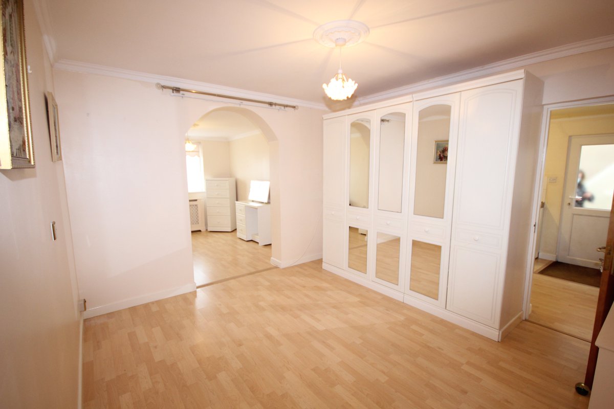 BenestEstates's tweet photo. **NEW PRICE**

Qualified/Entitled  £760,000  St Brelade

3 bedroom detached bungalow with unit
Conservatory. Low maintenance areas
Self contained studio apartment
Well maintained. Over 1500sqft
Garage and ample parking
No onward chain. Sole agent
https://t.co/jQySNrfs6U 💚 https://t.co/6abzmuHZGB