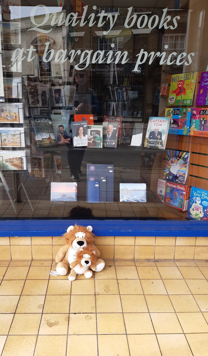 Lenny and Leroy have enjoyed World Book Day and were inspired to go out and do some window shopping. Where did they go? @AlbertPyeRavens <a href="/missbattAP/">Lucy Batt</a> <a href="/MissDayAlbertP/">Miss Day</a>