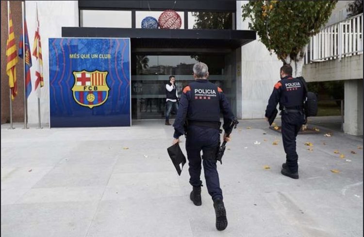 Onzefennec's tweet image. #threadfoot📰: Le BarçaGate ? 

Le BarçaGate est le nom donné à une affaire concernant la direction du club. Elle est accusée d’avoir collaborer avec des sociétés afin des créer des comptes critiquants le personnel du club (joueurs, entraîneurs,candidats à la présidence).