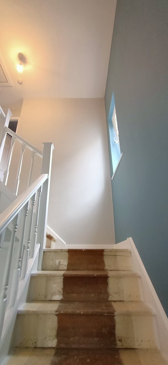 brooksdecor71's tweet image. Latest work.
Wall's were stripped and prepared then 2 x coats of @ZinsserUK Gardz followed by @Wallrocklining lining paper 100cm/55cm.
Ceilings and Woodwork - All White Matt and Aqua Satin.
Walls - Dimpse and Stone Blue Acrylic Durable Matt by @JohnstonesTrade