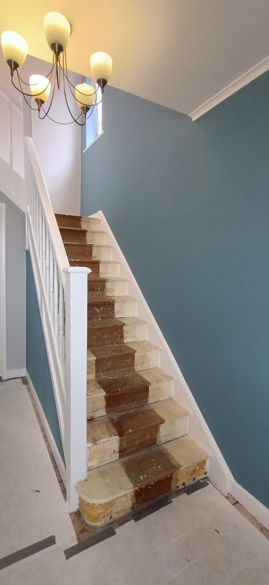brooksdecor71's tweet image. Latest work.
Wall's were stripped and prepared then 2 x coats of @ZinsserUK Gardz followed by @Wallrocklining lining paper 100cm/55cm.
Ceilings and Woodwork - All White Matt and Aqua Satin.
Walls - Dimpse and Stone Blue Acrylic Durable Matt by @JohnstonesTrade