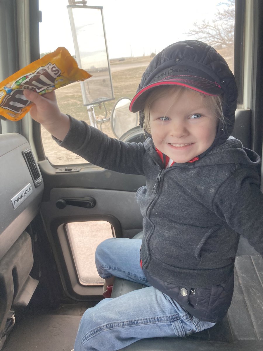 FarmerLong1109's tweet photo. #update #corn in her #boots ; she is pretty good at filling up trucks! #maybefulltime #job https://t.co/URzZEWZfUv