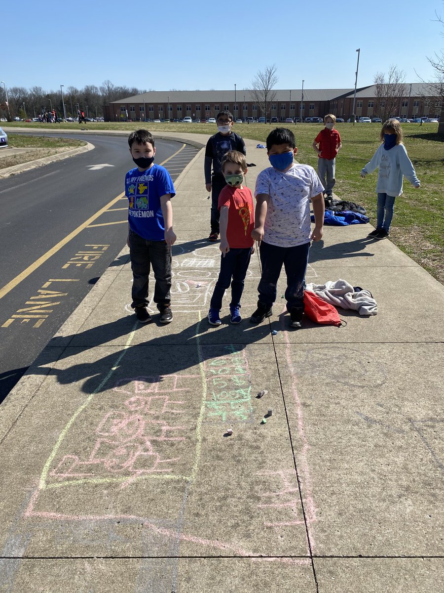 MrsHayesSCE2nd's tweet image. Hayes Pizzeria! Using our imagination and play in second grade  #notechnologyneeded ⁦@SCECardinals⁩