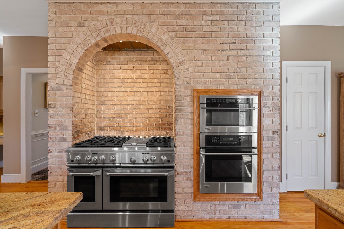 What a cool feature to have in your kitchen! 🧱
.
.
.
.
.
.
.
.
#novarealestate #dcrealestate #dmvrealtor #realestatephotos #realestatephotography #realestatedrone #interiorphotoshoot #listingagent #homeforsale #homebuyers