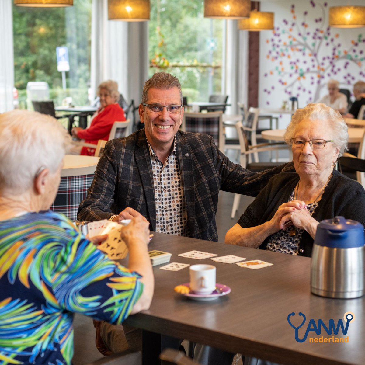 Anwinfo's tweet photo. De coronacrisis heeft ons gewezen op de tekortkomingen van en behoefte aan een sterkere ouderenzorg. Daarom is een nieuwe visie op de ouderenzorg belangrijk. Zet regio’s in hun kracht door domein overstijgende samenwerkingsvormen. Dit zegt #amnonweinberg #ouderenzorg #ouderen https://t.co/FT928P4oUi