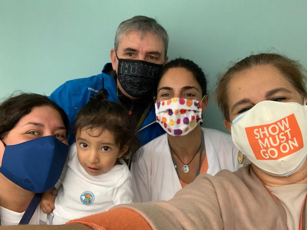 Hoy despedimos a Mia, que vuelve curada de su cardiopatía congénita a Perú, tras ser operada en el Hospital Sant Joan de Déu Barcelona, gracias a su programa humanitario Cuida'm.
Agradecidos a Petit Mon y a nuestros voluntarios en Barcelona, un orgullo.

Feliz vida, preciosa.