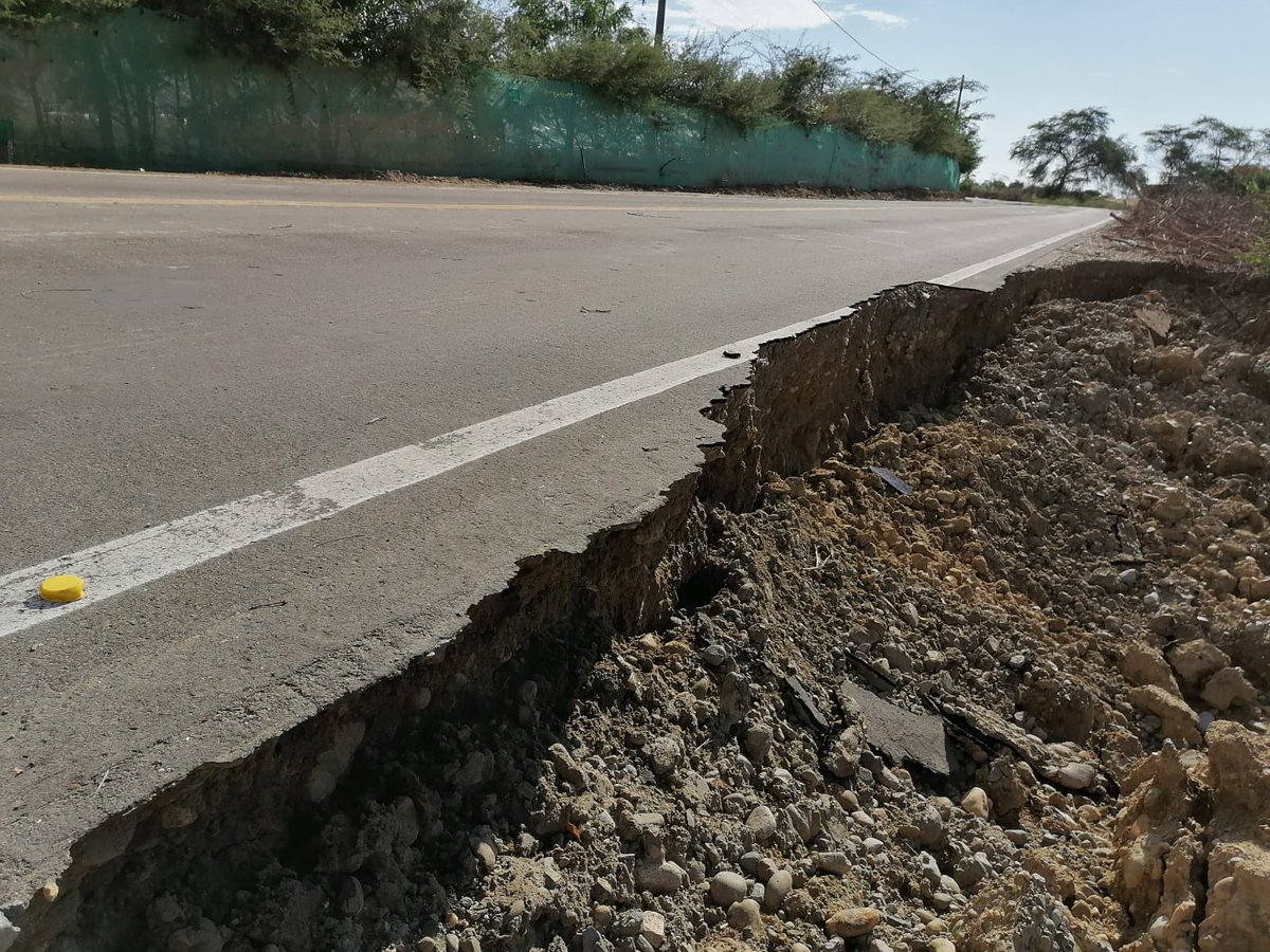 DelChiraNoticia's tweet photo. Primera lluvia desnuda deficiencias en obra de la @AutoridadRCC en #Sullana #Piura
S/ 12,000,000 en camino vecinal El Partidor recién recepcionada hace 5 meses. https://t.co/cAqJHvqSPb