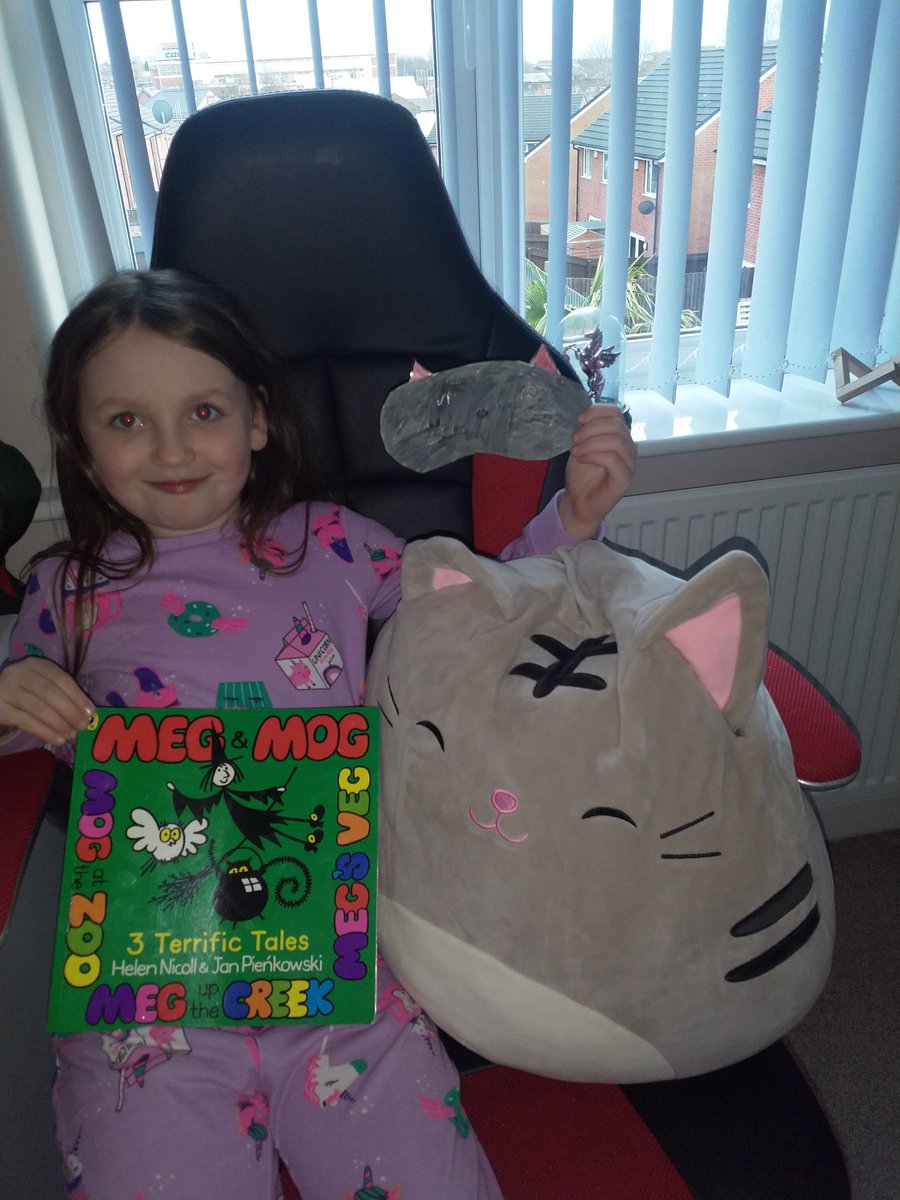 jRobb33369687's tweet image. Abigail's favourite story is meg and mog  and enjoyed making her cat mask @MayfieldOldham