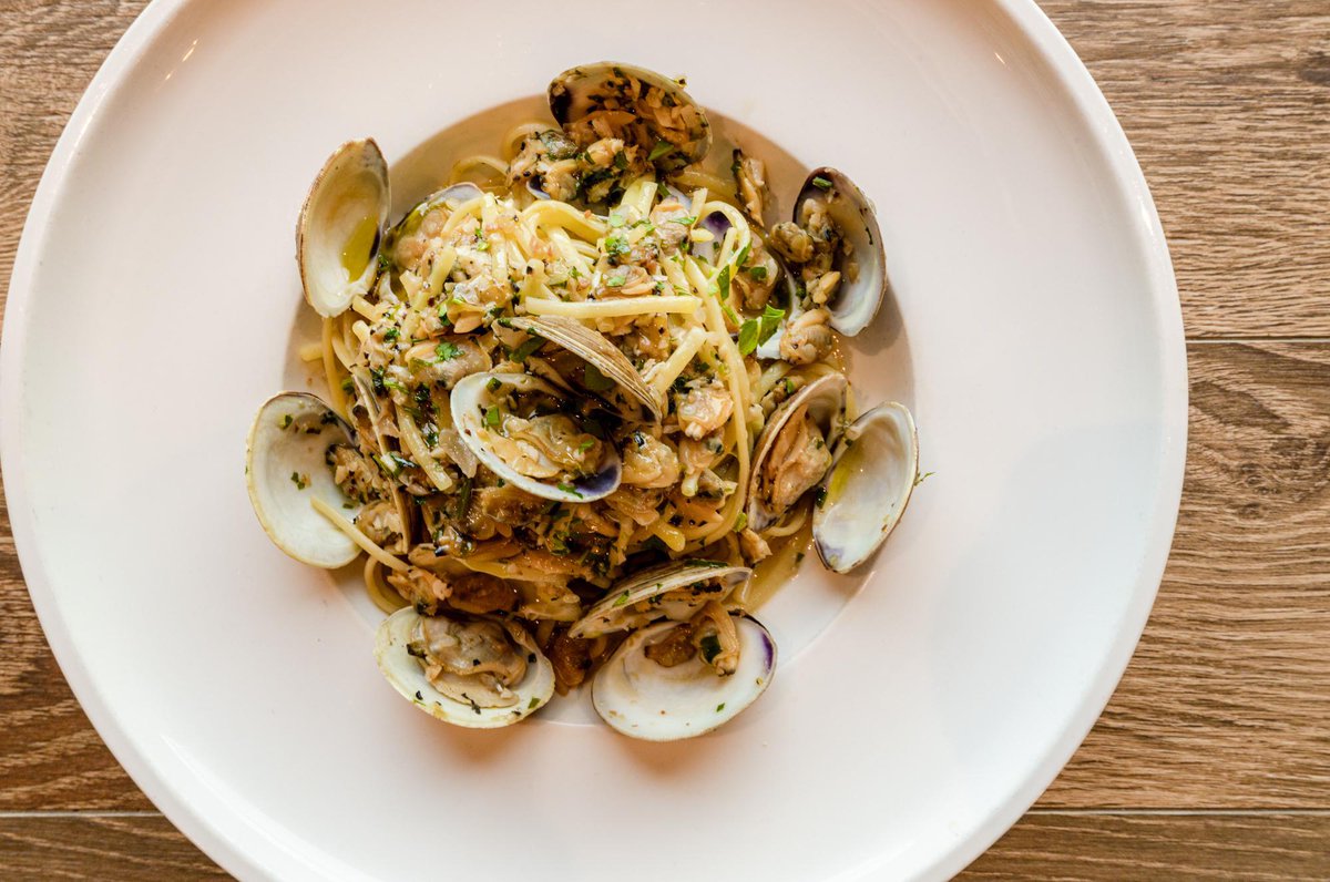 Not eating meat on Fridays during Lent, or are you a pescatarian? Our linguine and clams will hit the spot! Go online to make your weekend reservation now. #italianfood #italianrestaurant #lent #nomeat #pescatarian #vegas #vegaseats #locallasvegas #vegaslocal #vegaslocals #lingui