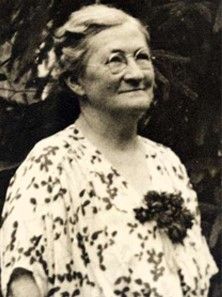 Did you know that Mary Anderson filed the first patent for a windshield wiper in 1902? And, Charlotte Bridgwood followed, filing a patent for the first electrically powered windshield wiper in 1917.
#womeninautomotive #womenshistorymonth #femaleinventors