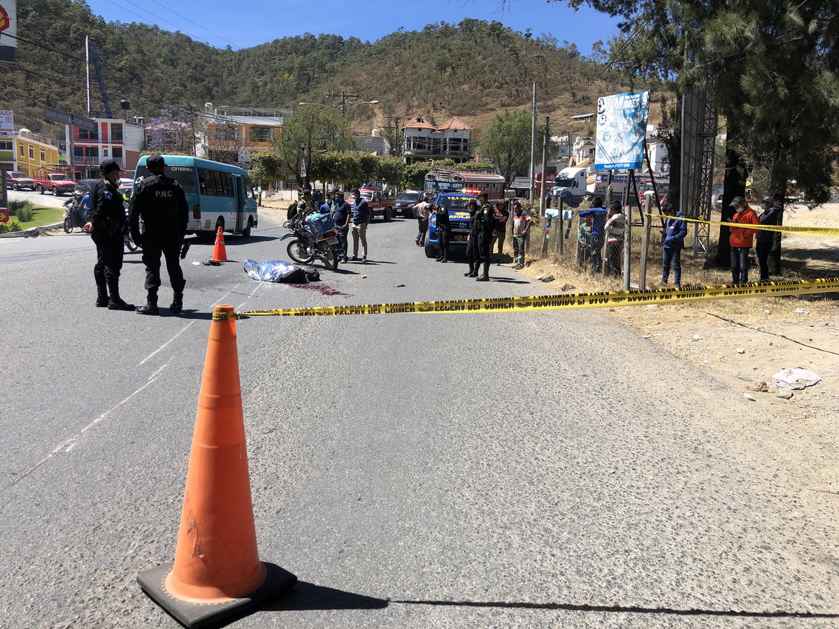 ElCuartoPodergt's tweet photo. Accidente de tránsito en las Vegas #Huehuetenango deja una persona fallecida, identificada como Juan Gabriel Martinez de 45 años aproximadamente. #PNC captura a presunto responsable del hecho. https://t.co/ydaXDe1Ij6