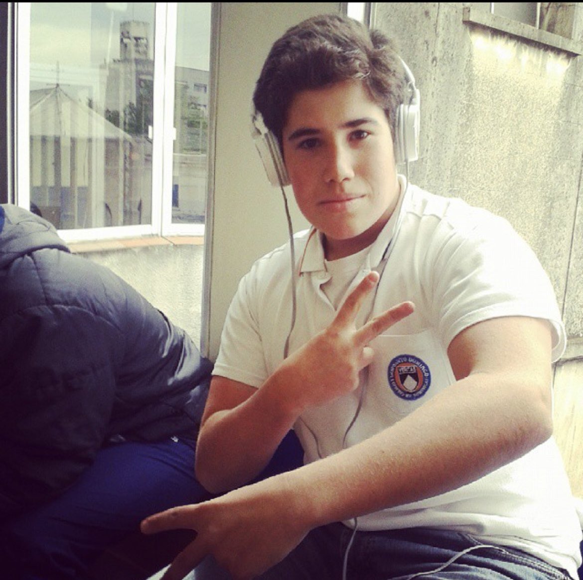 PebeteB's tweet photo. Profesor: "No se puede escuchar música en clase "

*El del fondo https://t.co/linvYKgr6U