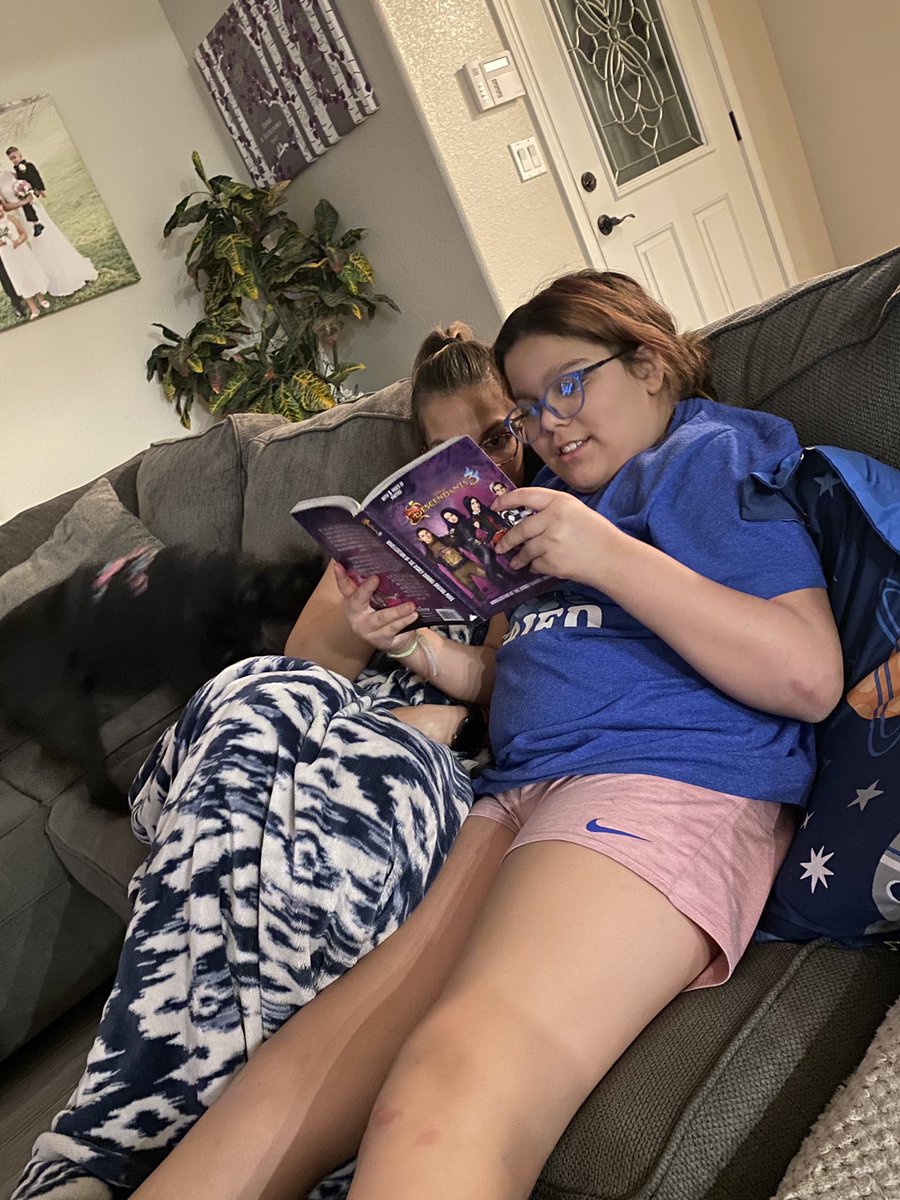 mapodaca_JCE's tweet photo. Reading with mom❤️ #BuffsLoveReading #ReadAcrossAmericaDay #TeamSISD https://t.co/f78ooHeTel