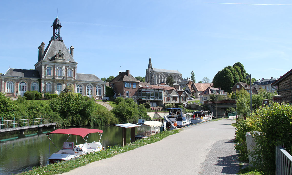 Somme_fr's tweet photo. [#IcicestlaSomme] 😎

🤩 C'est officiel ! Le village de #Long dans la @Somme_fr représente la région @HautsdeFrance pour l'édition 2021 de l'#émission TV "Le village @PrefereFrancais" !

🗳 Jusqu'au 25 mars, votez pour notre #village préféré !

👉 https://t.co/fmnVnvSTiH https://t.co/UaglutFLgr