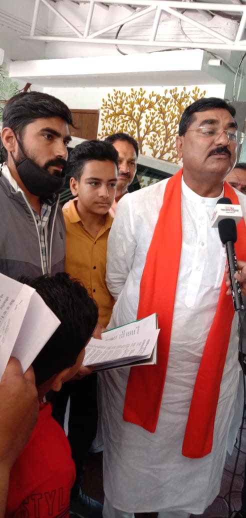 taknikividwan's tweet photo. #पॉलीटेक्निक कॉलेज #हरदा से अतिथि व्याख्याताओं के प्रतिनिधि मंडल ने की ऋषभ पस्���ारिया के नेतृत्व में कैबिनेट मंत्री श्री @KamalPatelBJP से की फिक्स सैलरी और नियमतीकरण को लेकर मुलाकात। मिला आश्वासन सीघ्र होगा निराकरण साथ ने उपस्थित रहे श्री प्रकाश चन्द्र दुबे जी, राजेश राजगुरु जी। https://t.co/M3QNg7PDtw