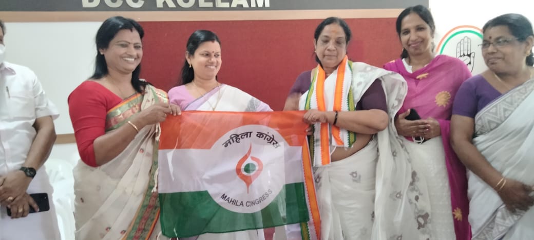 KeralaPMC's tweet photo. Handing over charge of President,Kollam District Mahila Congress.
Smt. Geetha Shivan took charge as  President of Kollam District Mahila Congress in the presence of Adv. Bindhu Krishna, President, Kollam DCC,Smt. Bindhu Jayan,outgoing President, Adv. U. Vaheeda, Gen. Sec I/C Org. https://t.co/DGEWyFVyjK