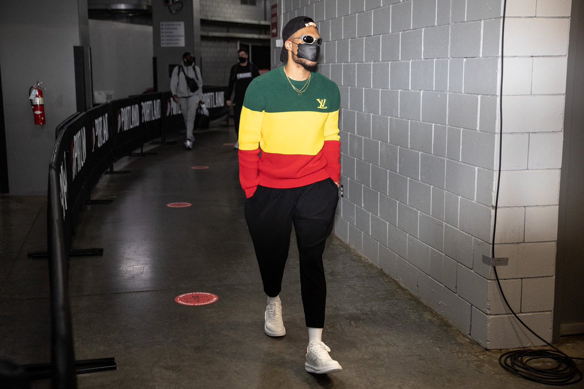 Dame_Lillard's tweet photo. “Hit my line, I be coming through in the clutch like, 23 in his prime and they couldn't touch Mike.”
Had to pay tribute to the GOAT’s favorite 👓 from the 90s last night. @oakley #GOATSpirit #YKWTII ⌚️

📸: @bruceely https://t.co/LXtC1QqI2x