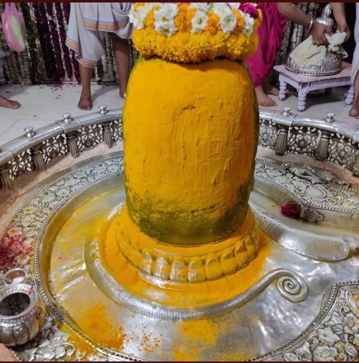 deepakkumartha4's tweet photo. यह फोटो बहुत ही खास है, क्योंकि ये दर्शन वर्ष में केवल एक बार देखा जाता है;
"शिव नवरात्रि" आज से शुरू हो गया है, भगवान शिव को हल्दी लगी और आज से 9वें दिन बाद भगवान शिव जी को बंधे होंगे सेहरा।
 जय श्री महाकाल🙏🏻🙏🏻🔱 https://t.co/n9Rh5pgFxC