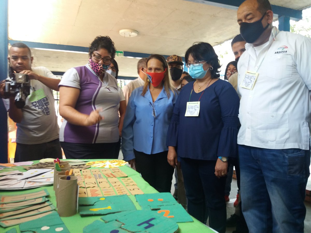 Desde la UEN Carlos.M. Arrieta  #Aragua recorrido de la Viceministra de Educación Media @Nancyor7 junto a la autoridad unica en educación <a href="/leoalvacabrera/">Prof. Leonardo Alvarado</a> por las muestras del Reto Estudiantil de Matemática   <a href="/NicolasMaduro/">Nicolás Maduro</a> @psuvaristobulo 
#ReforzarContraLaCovid19 
@MPPEDUCACION
