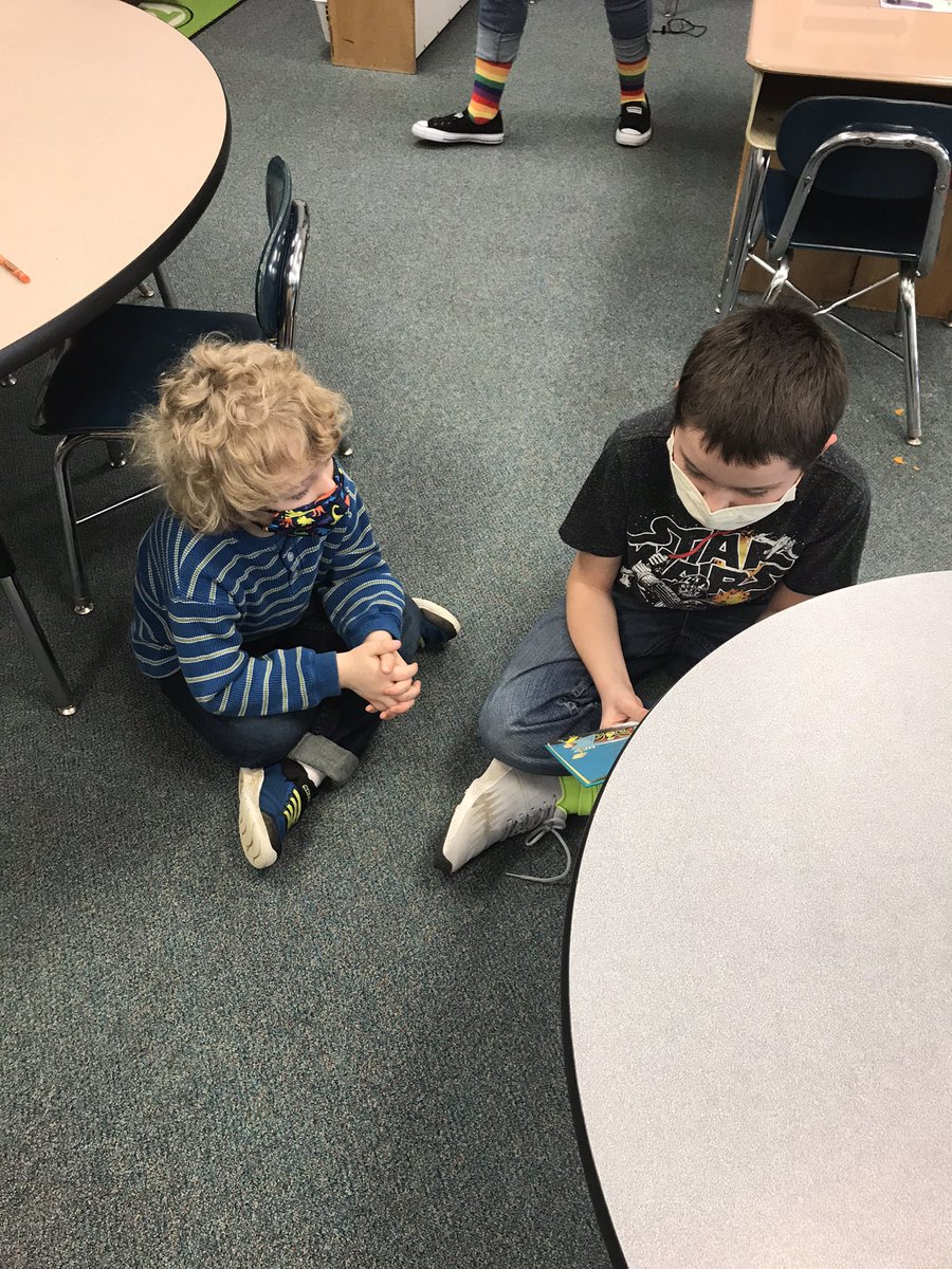 MsDegree5's tweet photo. It’s Super Reader day! @BESFirefly https://t.co/vCwgJM80Ho